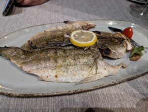 香ばしく丸ごと炭火で焼き上げられた鮮魚シーバスのグリル