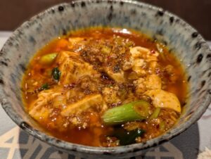 四川の伝統技法と花椒の痺れが効いたシグネチャーの陳麻婆豆腐