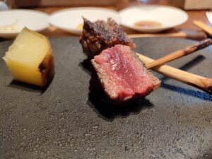 薪火でじっくり火入れされた絶妙な断面の黒毛経産牛