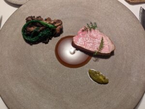 低温調理でしっとり仕上げた吟醸豚の炭火焼きと舞茸・春菊添え